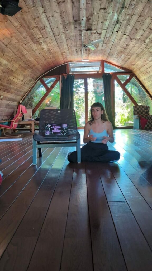 Imagen de Irene presentando